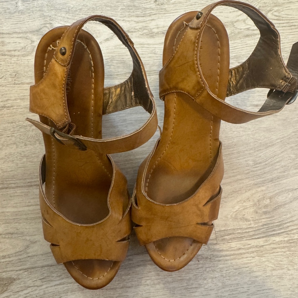 Women's Tan Platform Sandals - Picture 4 of 7